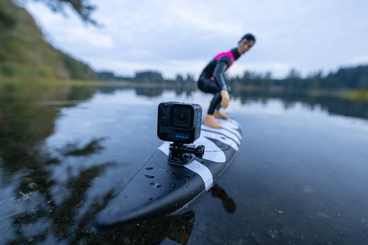 Uzaktan kumandalı bir sörf tahtasında GoPro Hero 11 Mini.